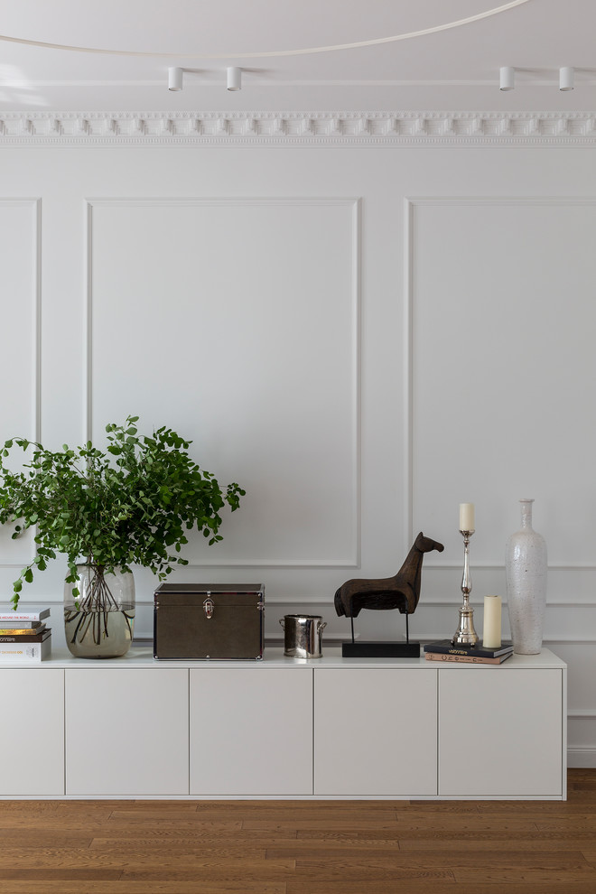 Стильный дизайн: гостиная комната среднего размера в современном стиле с серыми стенами и угловым камином без телевизора - последний тренд