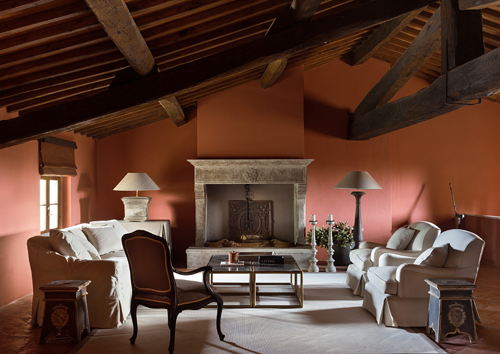 フィレンツェにあるトランジショナルスタイルのおしゃれなリビング (標準型暖炉、オレンジの壁) の写真