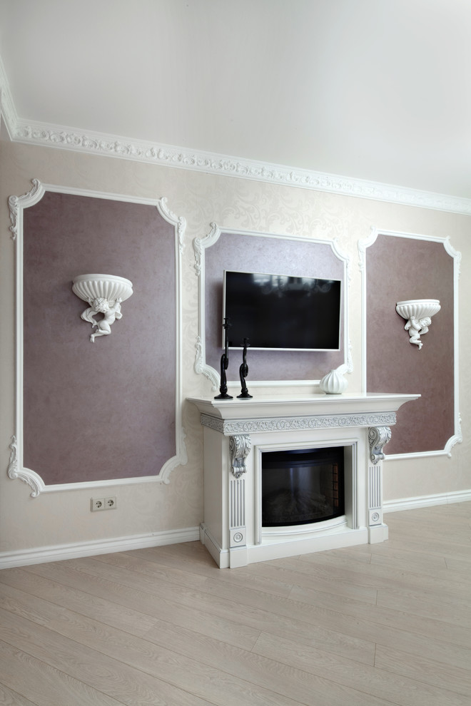 Свежая идея для дизайна: открытая гостиная комната в стиле неоклассика (современная классика) с телевизором на стене - отличное фото интерьера