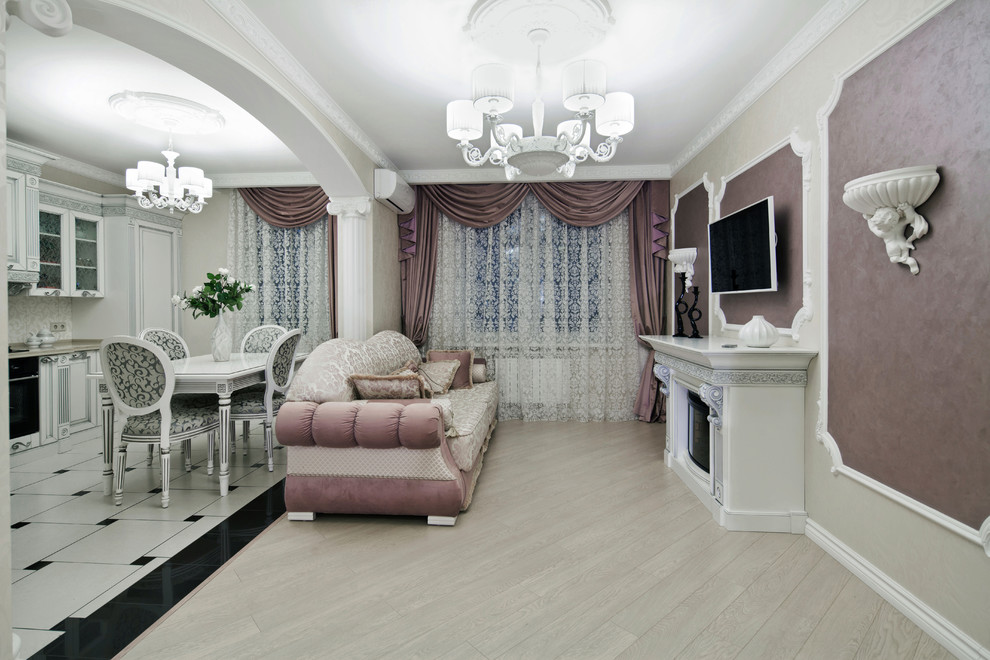 На фото: открытая, объединенная гостиная комната в стиле неоклассика (современная классика) с телевизором на стене
