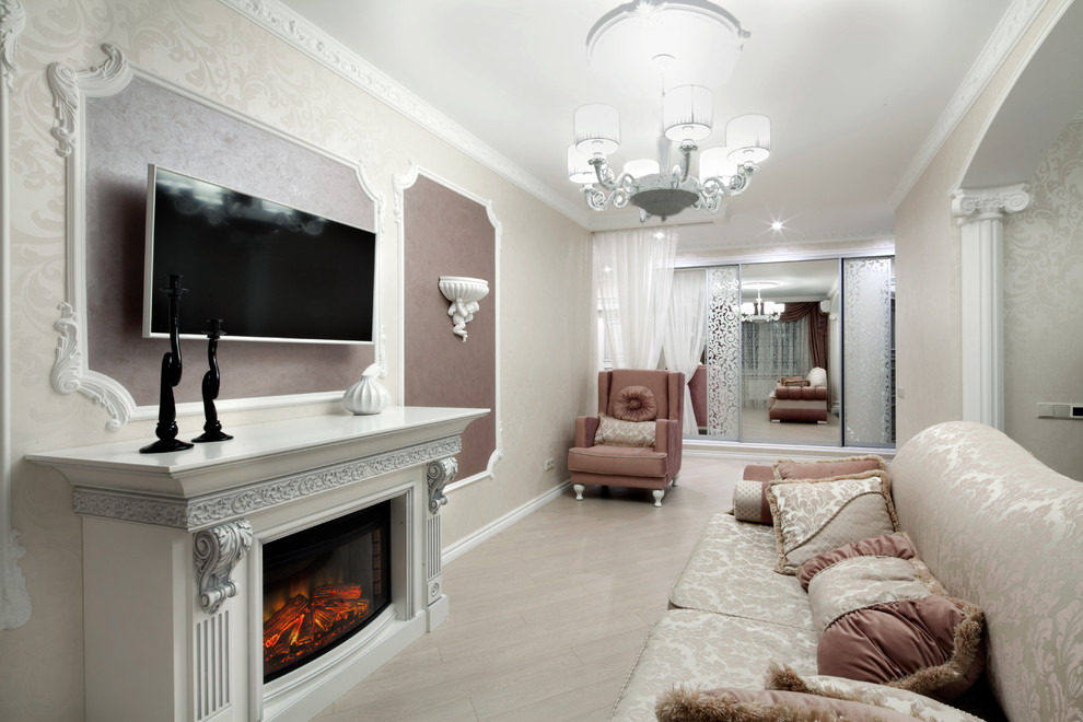 На фото: открытая гостиная комната в классическом стиле с телевизором на стене с