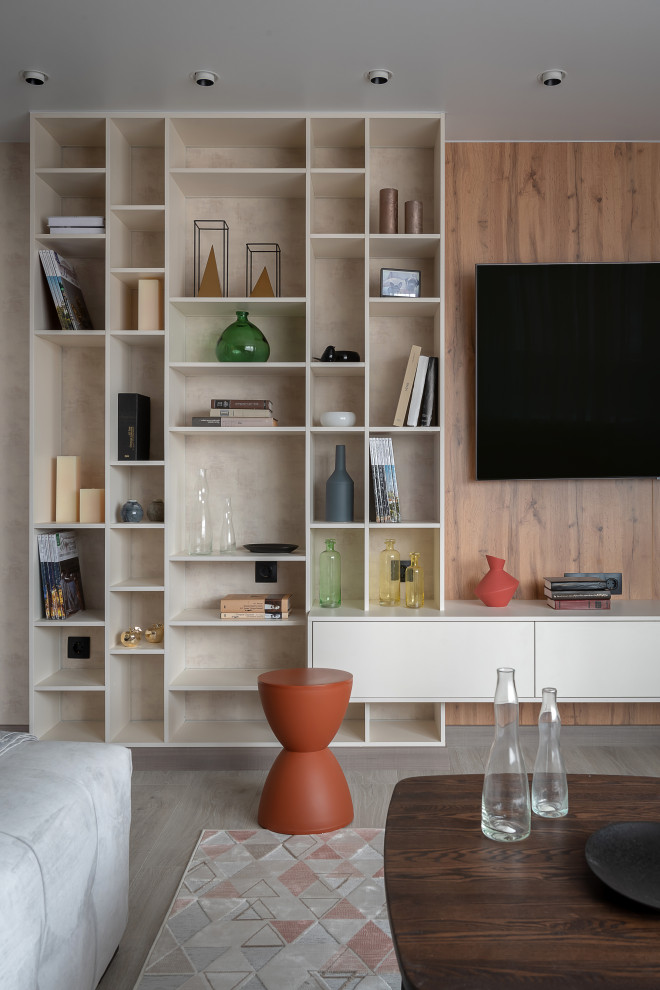 Свежая идея для дизайна: открытая гостиная комната в современном стиле с коричневыми стенами, телевизором на стене, серым полом и деревянными стенами - отличное фото интерьера