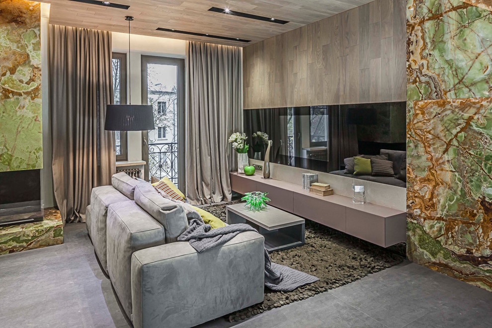 На фото: открытая гостиная комната среднего размера:: освещение в современном стиле с бежевыми стенами, полом из керамогранита, горизонтальным камином, фасадом камина из камня и телевизором на стене