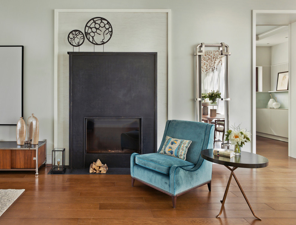 Idées déco pour un salon contemporain avec un mur gris, un sol en bois brun, une cheminée standard et un sol orange.