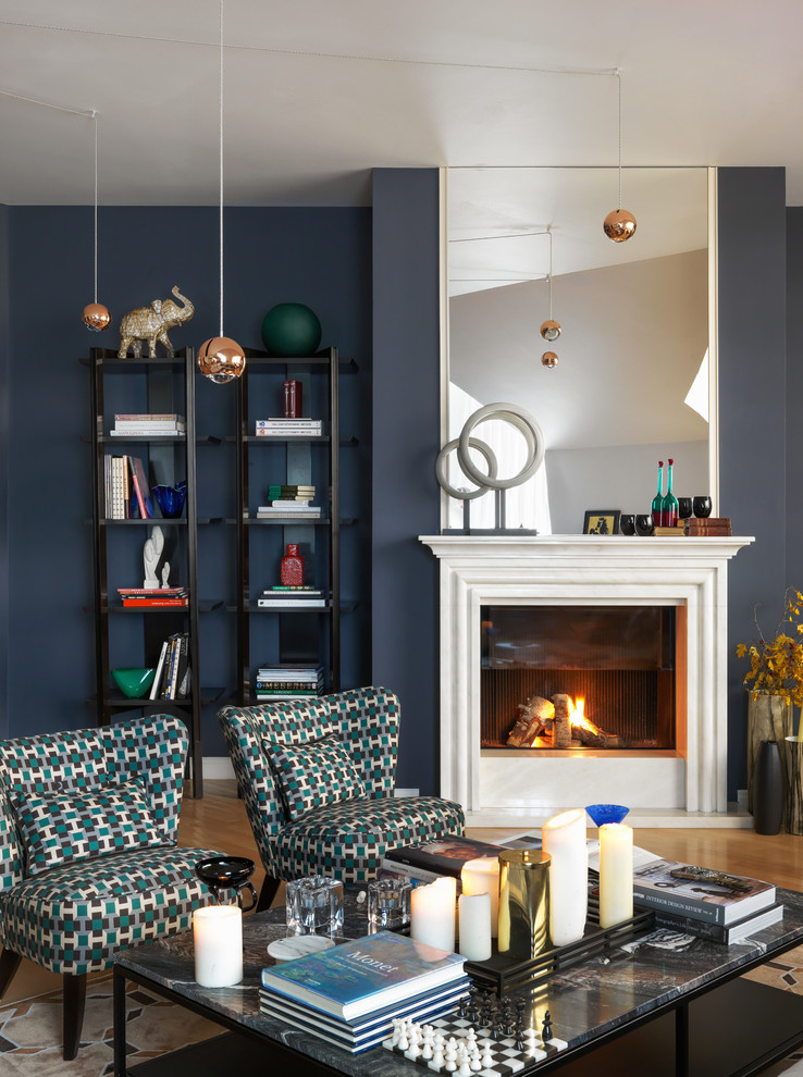 Idées déco pour un salon contemporain avec parquet clair, une cheminée standard, un manteau de cheminée en pierre, une salle de réception, un mur bleu et un sol beige.