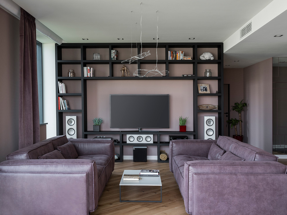 Источник вдохновения для домашнего уюта: гостиная комната в современном стиле с розовыми стенами, паркетным полом среднего тона, отдельно стоящим телевизором и коричневым полом