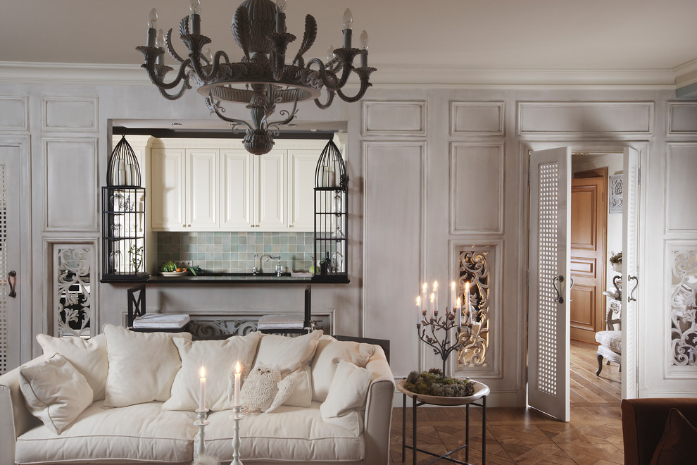 Idée de décoration pour un salon tradition avec un sol en bois brun et un mur blanc.