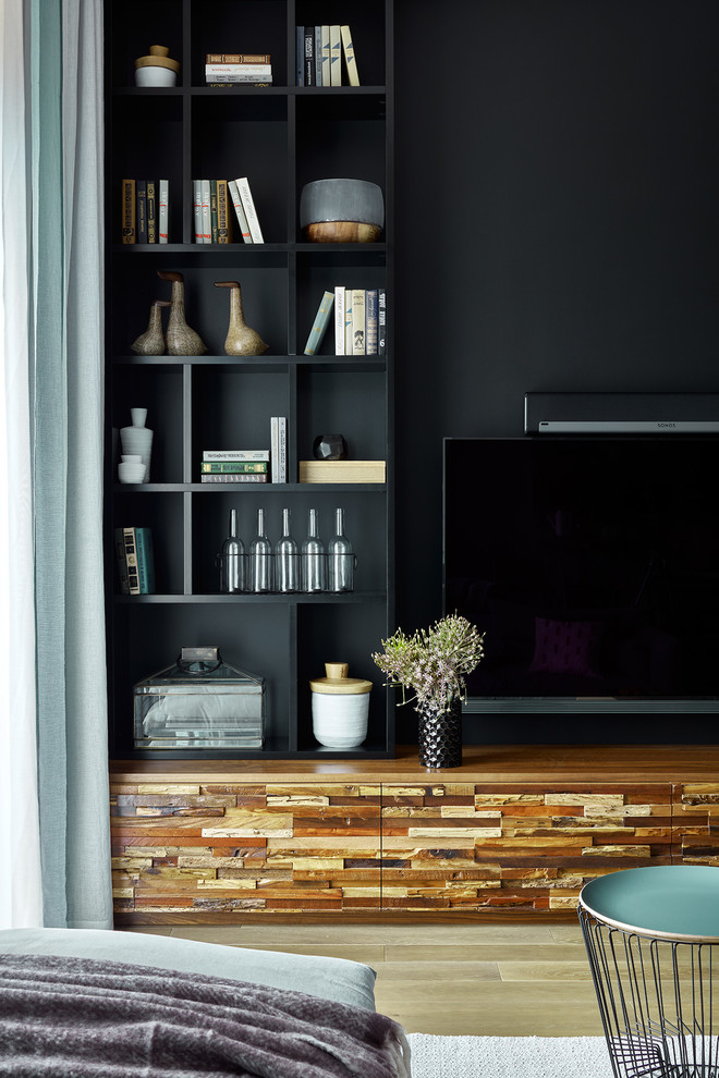 Идея дизайна: открытая гостиная комната среднего размера в современном стиле с черными стенами, телевизором на стене, бежевым полом и паркетным полом среднего тона