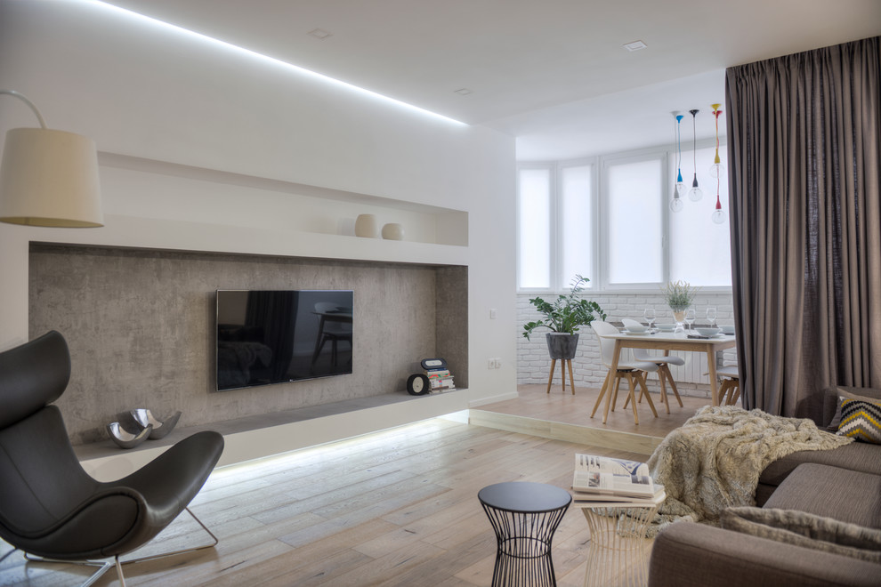Großes, Repräsentatives, Offenes Modernes Wohnzimmer ohne Kamin mit weißer Wandfarbe, hellem Holzboden und TV-Wand in Sonstige