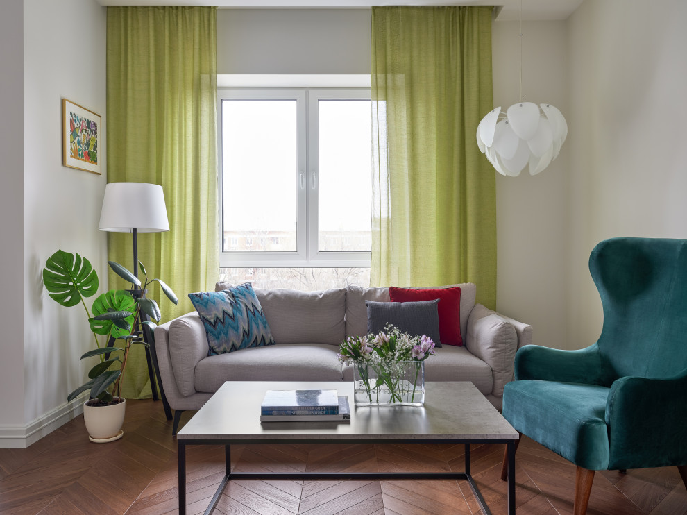 Immagine di un piccolo soggiorno contemporaneo aperto con pareti bianche e pavimento in legno massello medio
