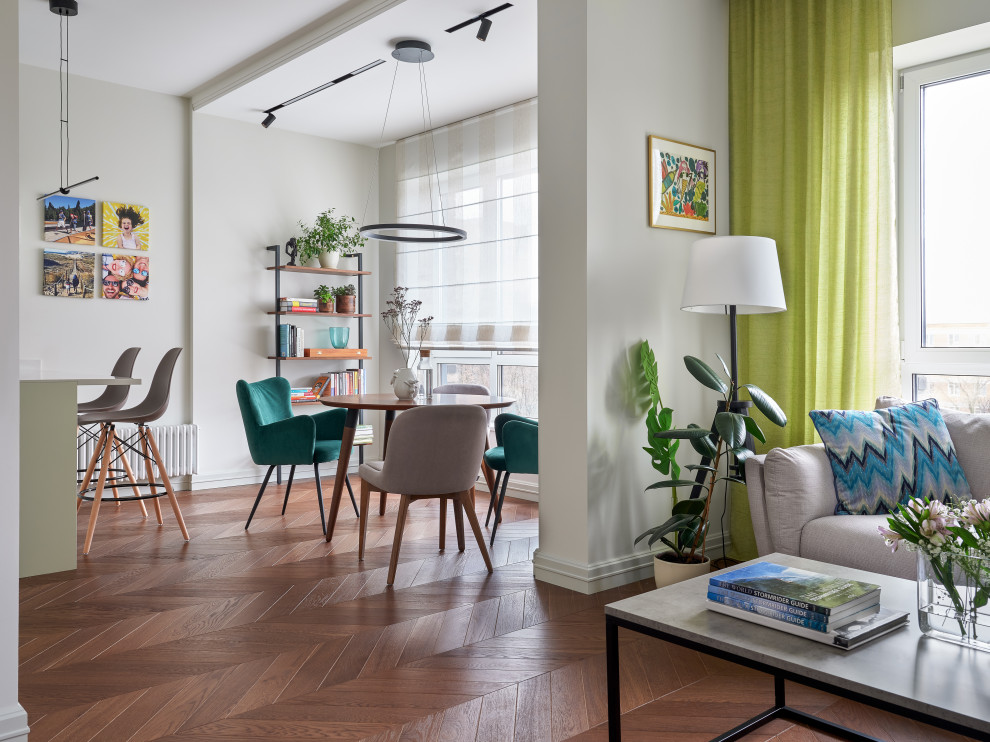 Ispirazione per un piccolo soggiorno design aperto con pareti bianche e pavimento in legno massello medio