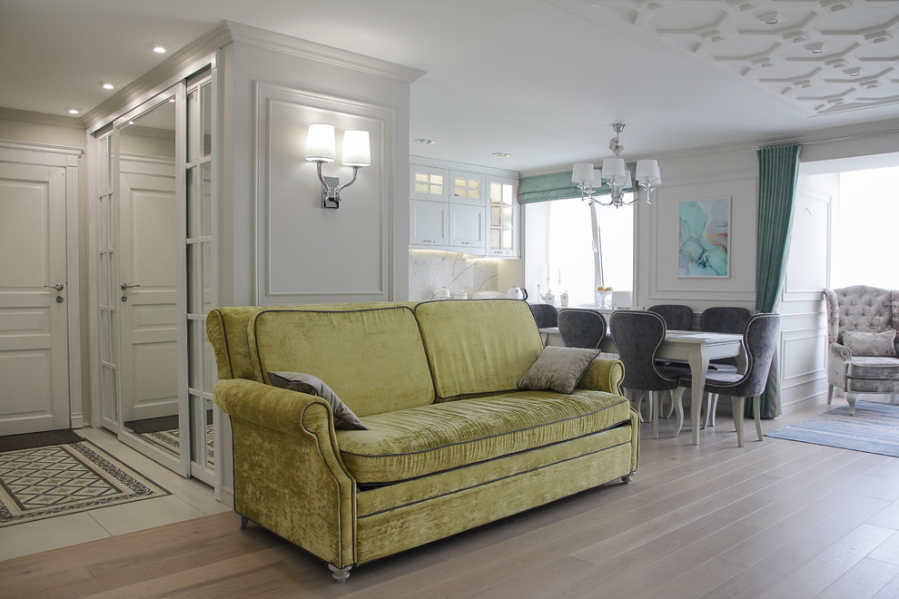 Идея дизайна: открытая гостиная комната среднего размера в классическом стиле с серыми стенами и стандартным камином