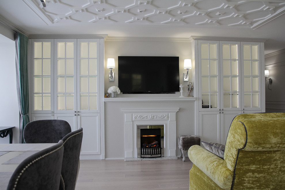Источник вдохновения для домашнего уюта: открытая гостиная комната среднего размера в классическом стиле с серыми стенами и стандартным камином