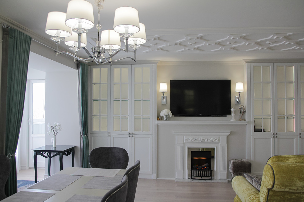 На фото: открытая гостиная комната среднего размера в классическом стиле с серыми стенами и стандартным камином с