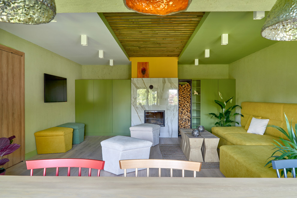 На фото: парадная гостиная комната в стиле фьюжн с зелеными стенами, светлым паркетным полом, стандартным камином, телевизором на стене, бежевым полом и зоной отдыха
