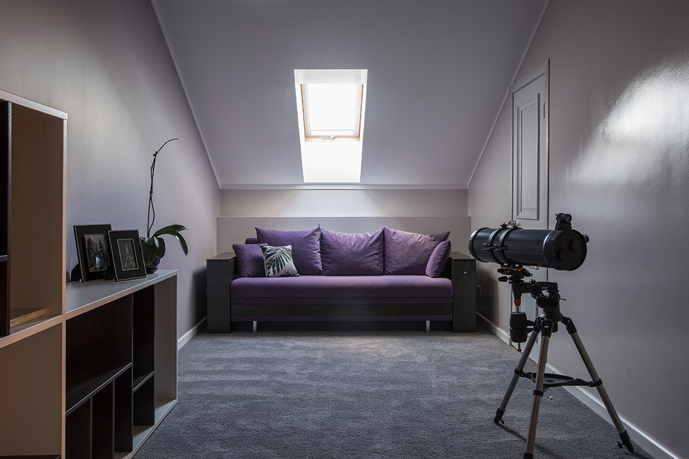 Foto di un grande soggiorno scandinavo aperto con libreria, pareti bianche e nessuna TV