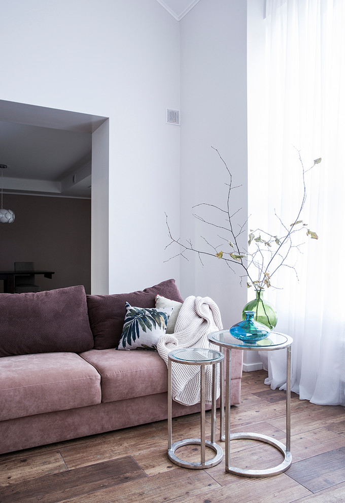 Idee per un grande soggiorno scandinavo aperto con pareti bianche, pavimento in gres porcellanato e TV a parete