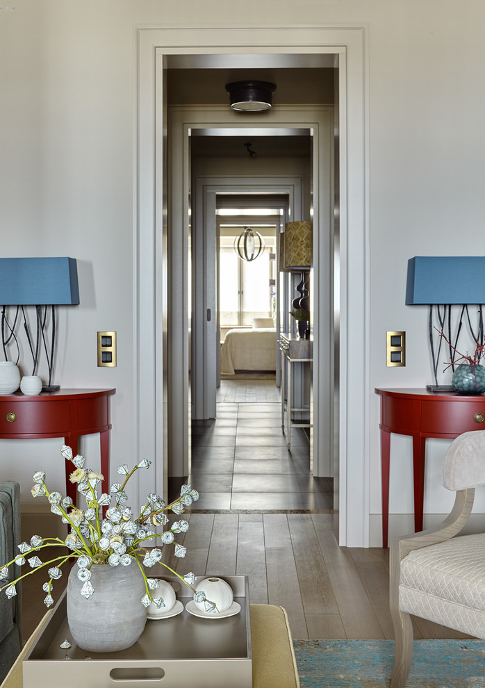 Стильный дизайн: изолированная гостиная комната среднего размера в современном стиле с серыми стенами и паркетным полом среднего тона - последний тренд