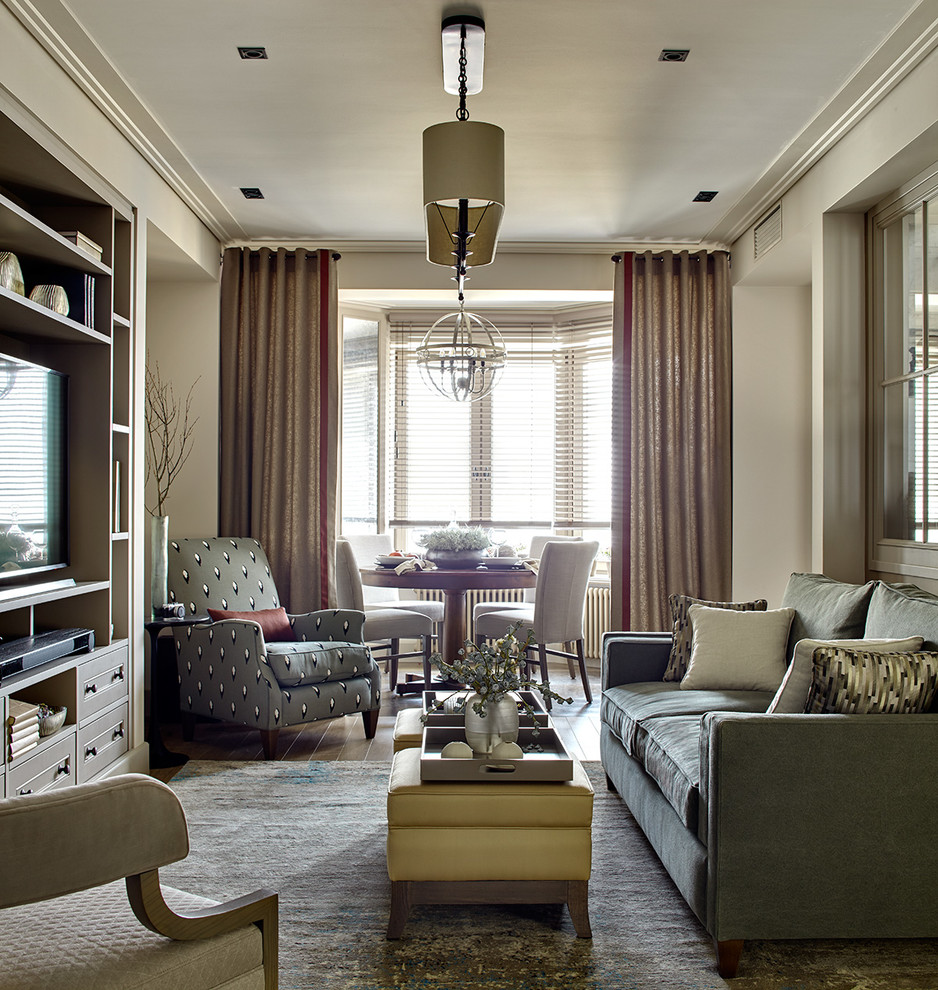 Imagen de salón actual de tamaño medio sin chimenea con suelo de madera en tonos medios, paredes beige y televisor independiente