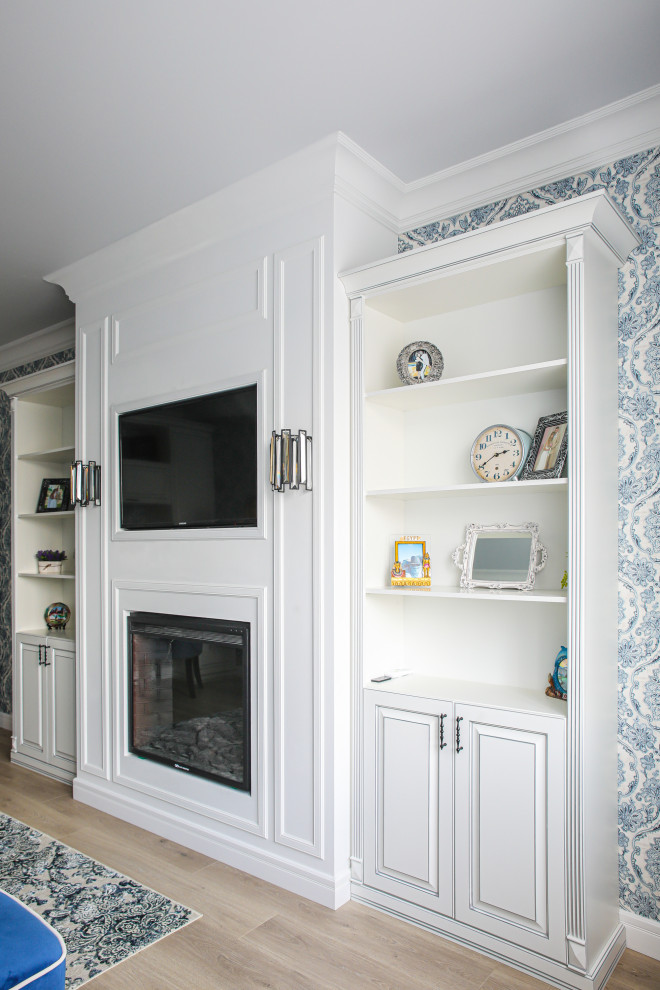 Источник вдохновения для домашнего уюта: гостиная комната среднего размера в стиле неоклассика (современная классика) с стандартным камином, телевизором на стене и обоями на стенах