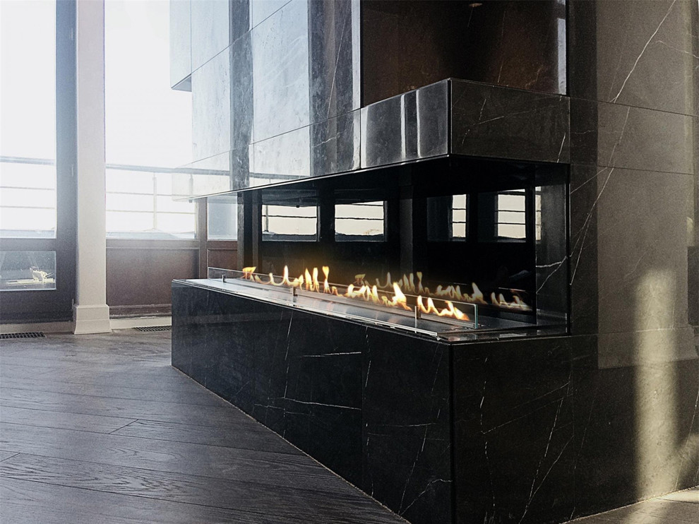 モスクワにあるお手頃価格のおしゃれなリビング (黒い壁、横長型暖炉、石材の暖炉まわり、黒い床) の写真