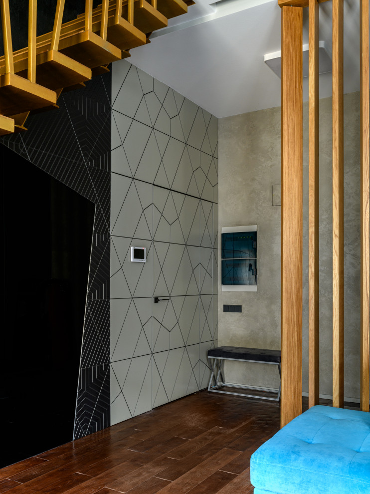 Стильный дизайн: большая парадная, открытая гостиная комната в современном стиле с скрытым телевизором и панелями на стенах - последний тренд