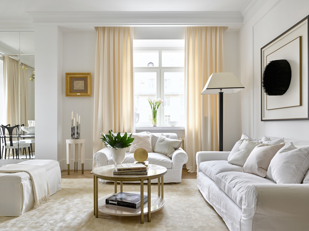 Стильный дизайн: гостиная комната в современном стиле с белыми стенами, светлым паркетным полом и бежевым полом - последний тренд