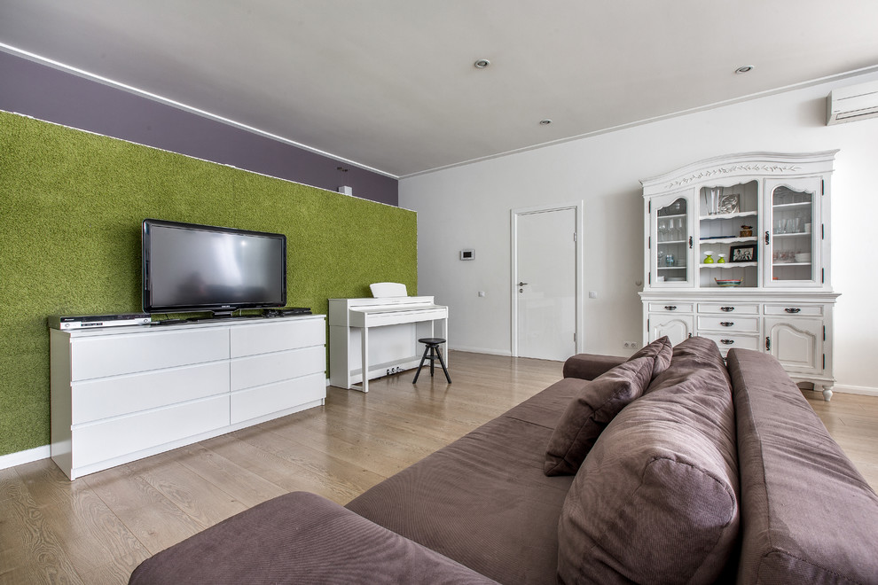 Exemple d'un grand salon tendance ouvert avec un mur blanc, une salle de réception, parquet clair et un téléviseur indépendant.
