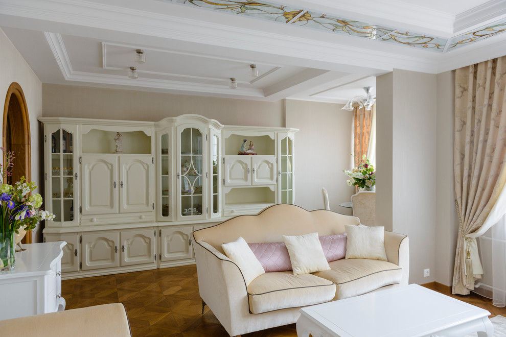 Идея дизайна: маленькая гостиная комната в классическом стиле с серыми стенами, стандартным камином, фасадом камина из дерева и телевизором на стене для на участке и в саду