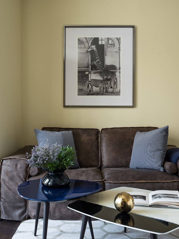 Immagine di un piccolo soggiorno minimal aperto con angolo bar, pareti beige, parquet scuro, nessun camino, TV a parete e pavimento marrone