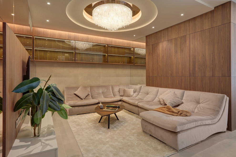 Foto di un soggiorno minimal con pareti beige, pavimento in gres porcellanato, pavimento beige e pannellatura