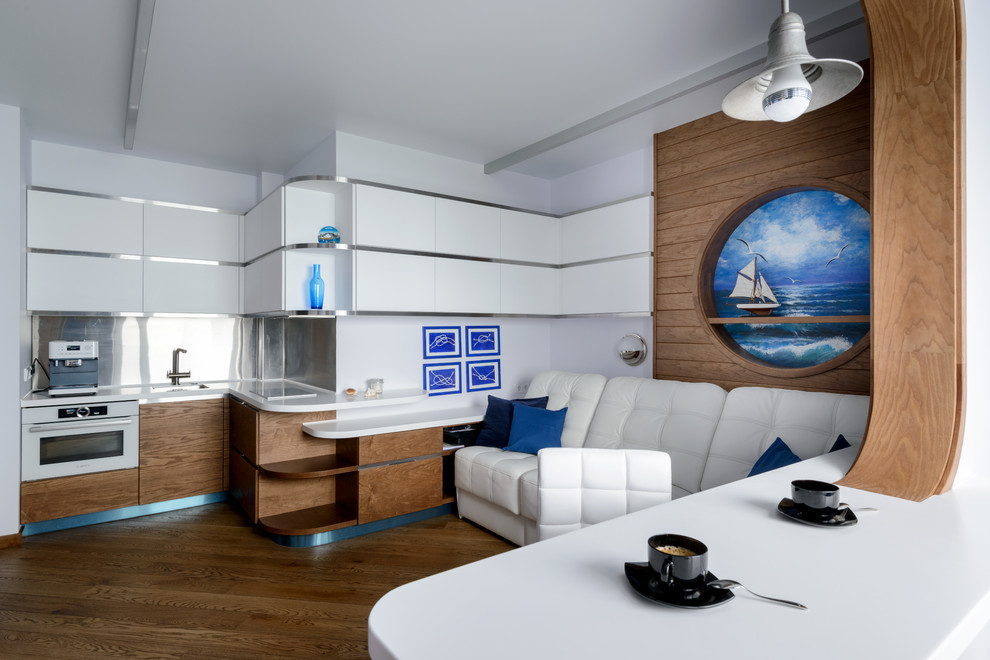 Пример оригинального дизайна: парадная, открытая, объединенная гостиная комната среднего размера в морском стиле с паркетным полом среднего тона и коричневым полом