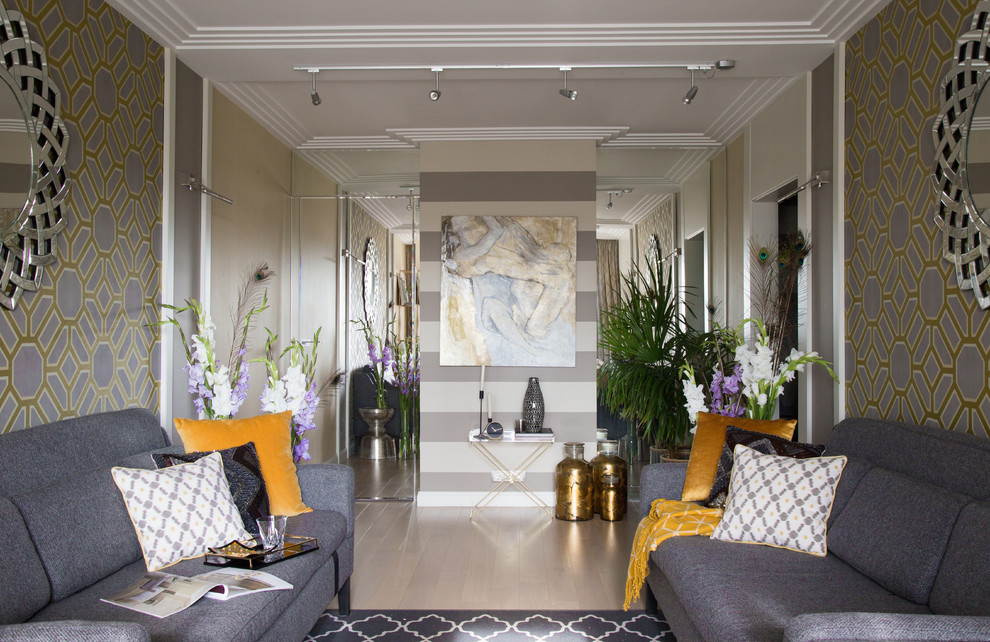 Modelo de salón para visitas cerrado contemporáneo con paredes multicolor, suelo de madera clara y suelo beige