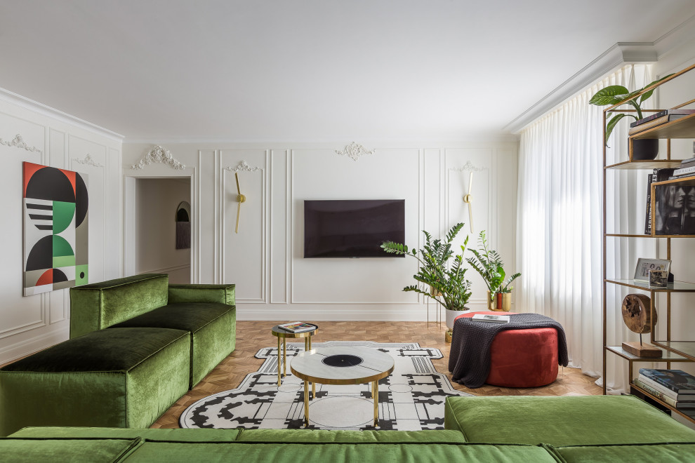 Источник вдохновения для домашнего уюта: объединенная гостиная комната в стиле фьюжн с белыми стенами, паркетным полом среднего тона и коричневым полом