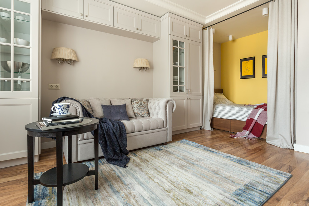 Immagine di un piccolo soggiorno classico con sala formale, pareti multicolore e pavimento in legno massello medio