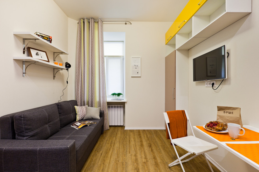 Стильный дизайн: маленькая объединенная гостиная комната в современном стиле с полом из винила для на участке и в саду - последний тренд