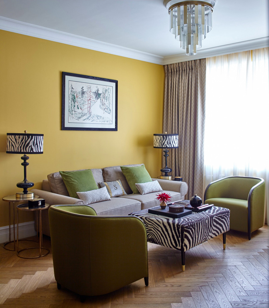 Repräsentatives Stilmix Wohnzimmer mit gelber Wandfarbe und braunem Holzboden in Moskau
