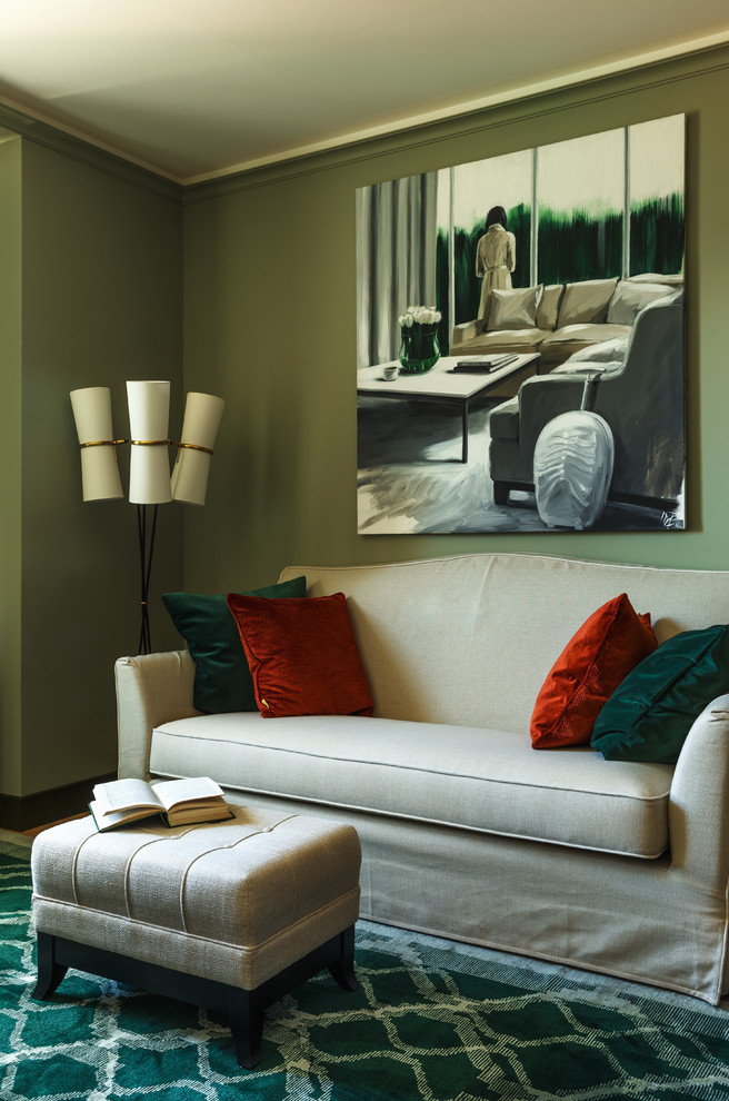 Diseño de salón abierto clásico renovado con paredes verdes