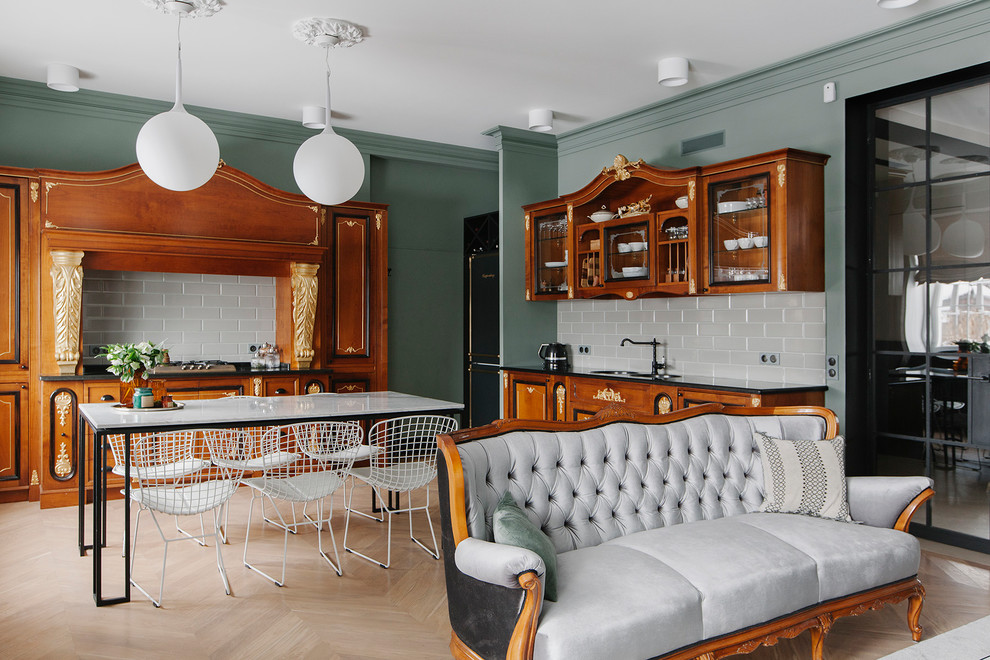 Стильный дизайн: открытая гостиная комната в стиле фьюжн с серыми стенами, светлым паркетным полом и коричневым полом без камина - последний тренд
