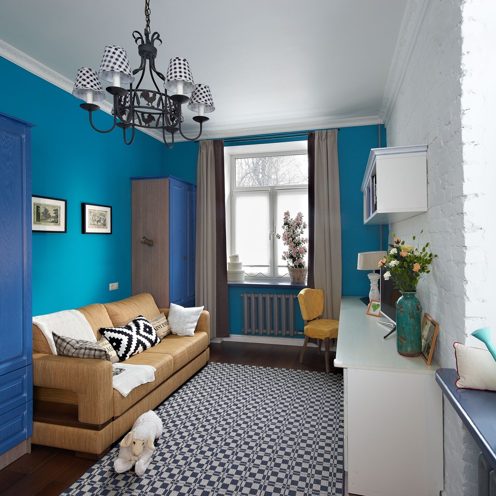Diseño de sala de estar ecléctica con paredes azules y suelo de madera oscura