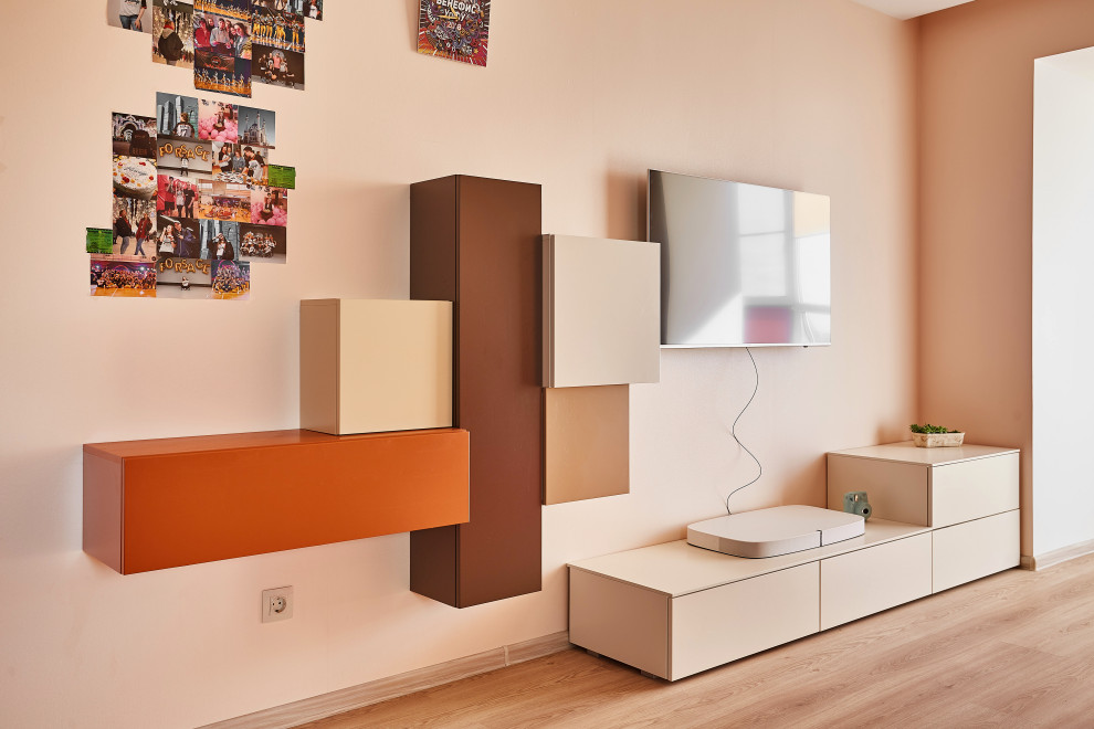 Idee per un piccolo soggiorno design aperto con pareti beige, pavimento in laminato, TV a parete e pavimento marrone
