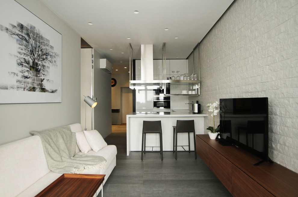 Свежая идея для дизайна: открытая гостиная комната среднего размера в современном стиле с полом из керамогранита - отличное фото интерьера