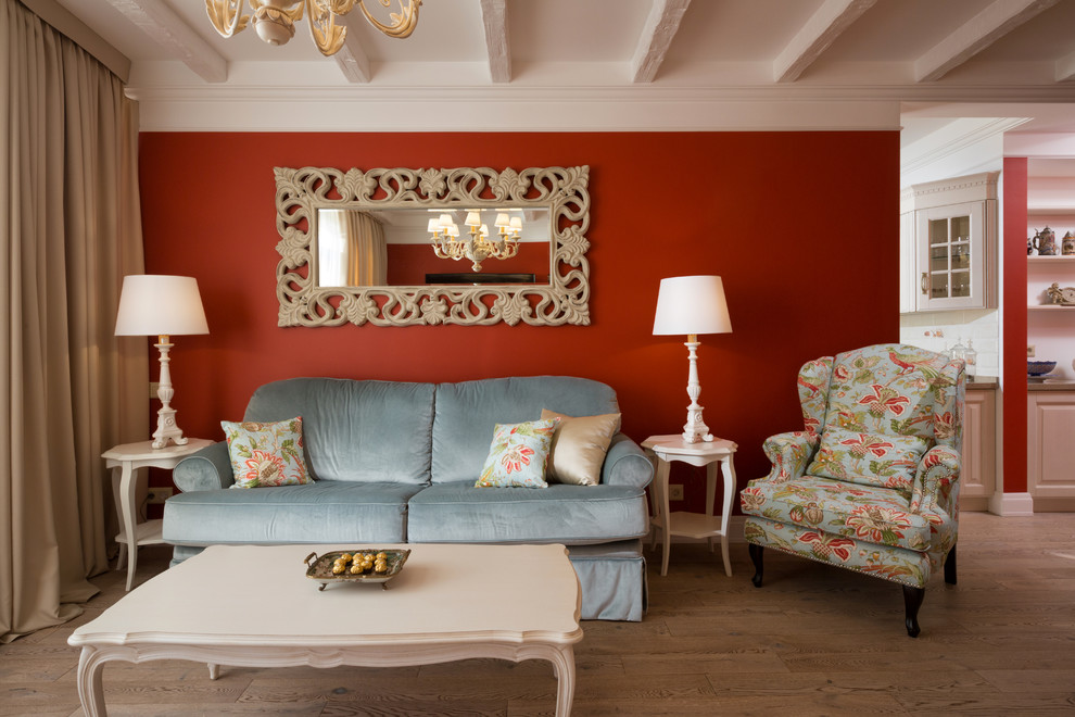 На фото: гостиная комната в стиле неоклассика (современная классика) с красными стенами и тюлем на окнах