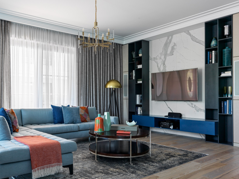 Mittelgroßes, Abgetrenntes Klassisches Wohnzimmer ohne Kamin mit beiger Wandfarbe, braunem Holzboden, Multimediawand und buntem Boden in Sankt Petersburg
