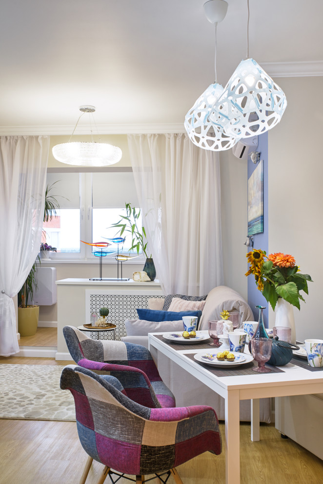 Стильный дизайн: объединенная гостиная комната с синими стенами - последний тренд