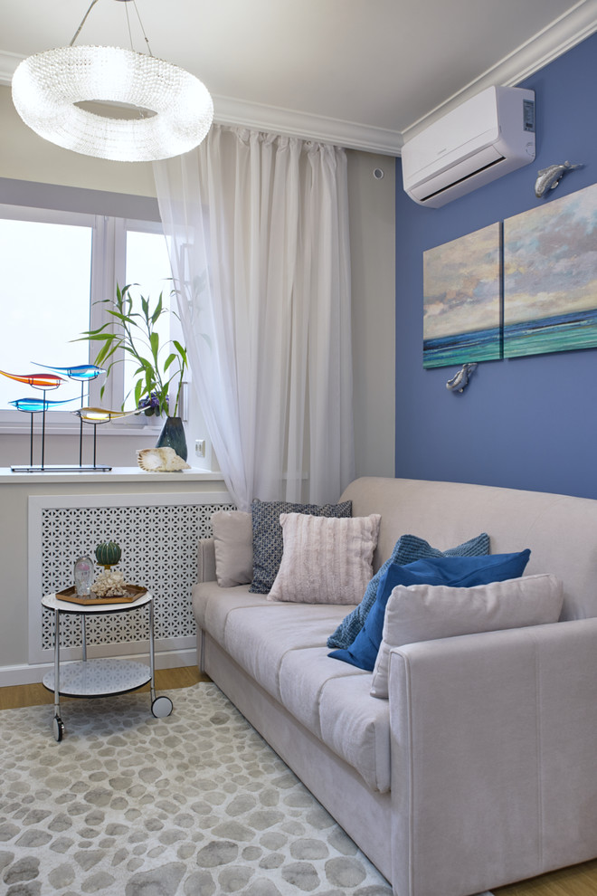 Exempel på ett vardagsrum, med blå väggar