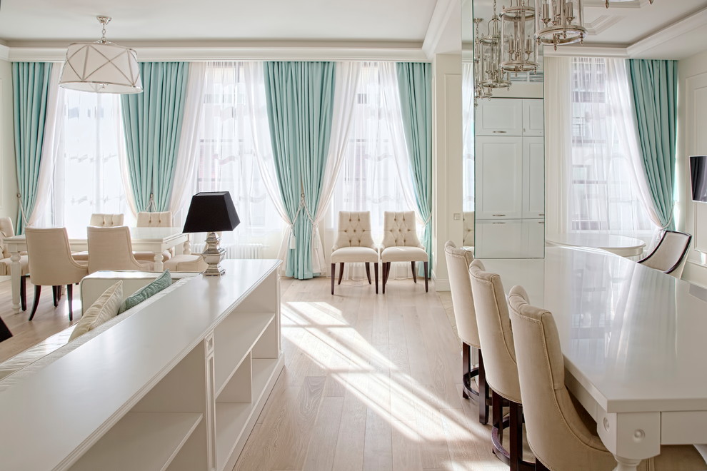На фото: парадная гостиная комната в стиле неоклассика (современная классика) с белыми стенами и светлым паркетным полом с