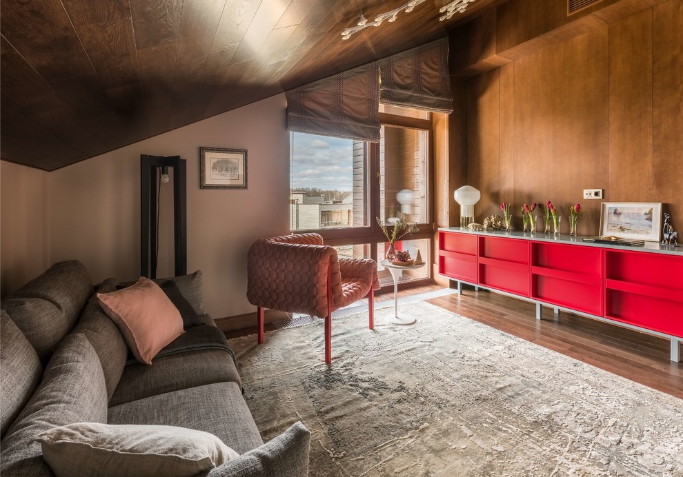 Свежая идея для дизайна: большая гостиная комната в современном стиле с паркетным полом среднего тона, коричневым полом и тюлем на окнах - отличное фото интерьера