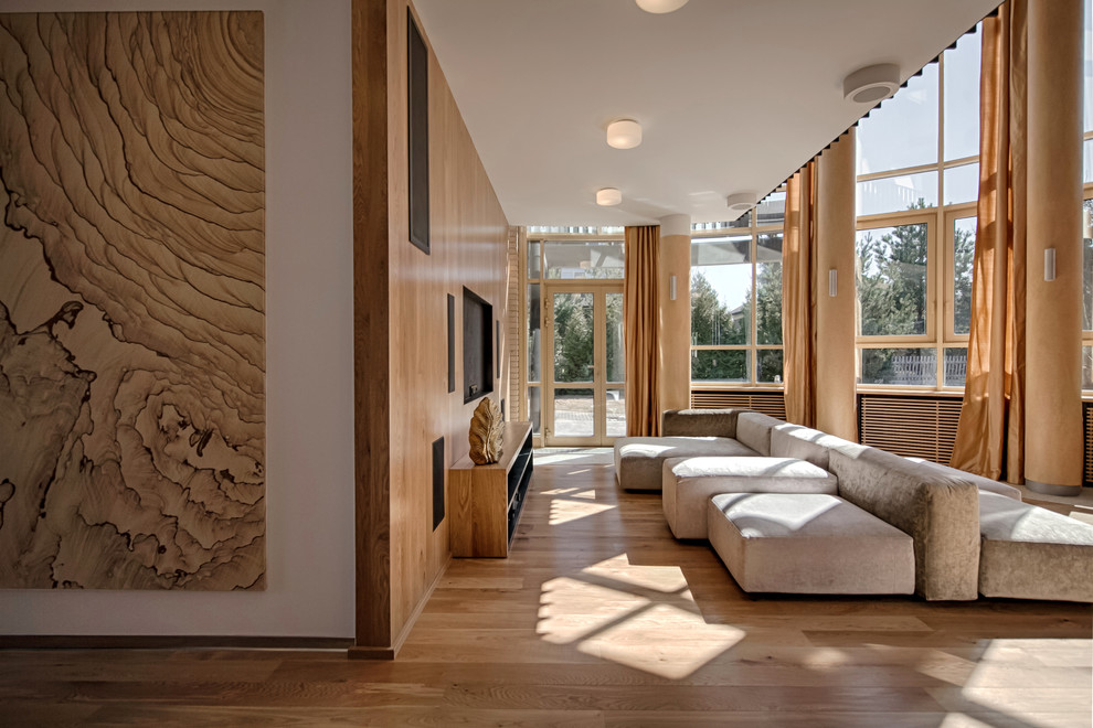 На фото: большая гостиная комната в современном стиле с тюлем на окнах