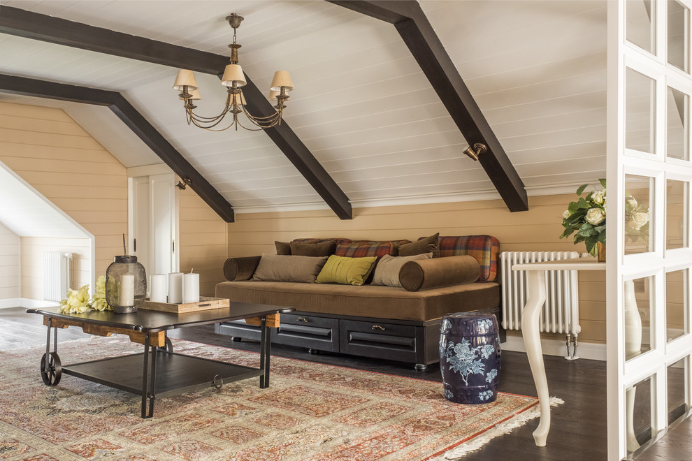 Пример оригинального дизайна: парадная гостиная комната среднего размера в классическом стиле с бежевыми стенами, темным паркетным полом, коричневым полом и ковром на полу